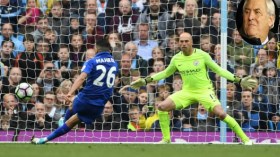 حكم إنجليزي سابق: أتمنّى أن يكون محرز آخر لاعب يُعاقب