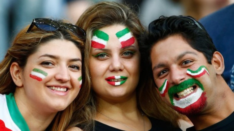 عقوبات صارمة ضد لاعبي إيران الذين يلتقطون صورا مع الفتيات