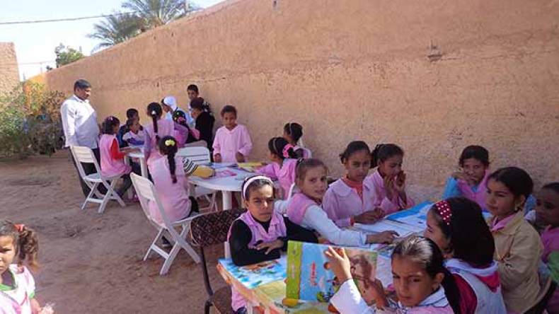 تلاميذ في أقسام من دون كراس وطاولات بابتدائية في إن أمناس