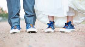 عرسان يسايرون الموضة وينتعلون أحذية رياضية في ليلة العمر