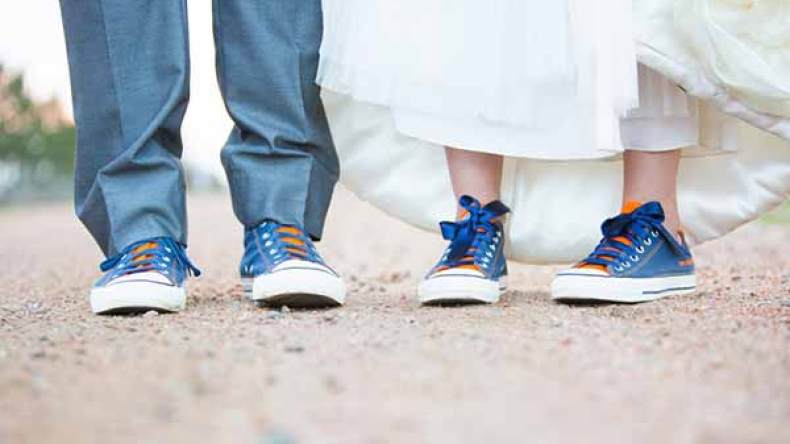 عرسان يسايرون الموضة وينتعلون أحذية رياضية في ليلة العمر