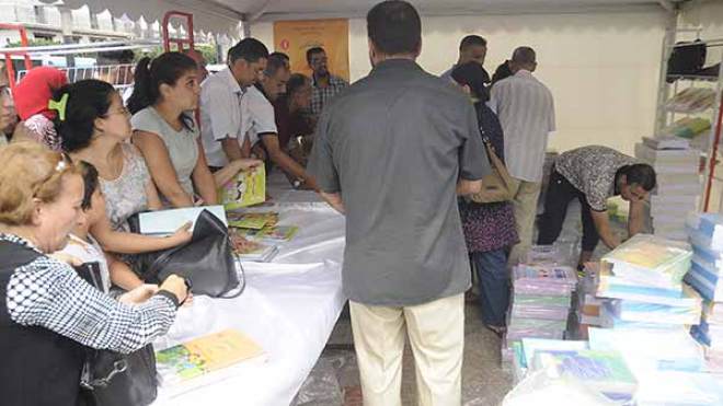 نجتر الدروس القديمة في غياب الكتب المدرسية وبوادر أزمة في الأفق