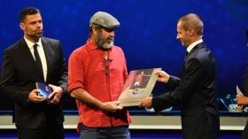 “الثائر” كانتونا بِلباس شعبيّ في حفل كروي “ملكي”!