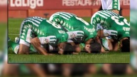 ماندي وفقير يدخلان تاريخ الأندلس بسجودهما أمام برشلونة