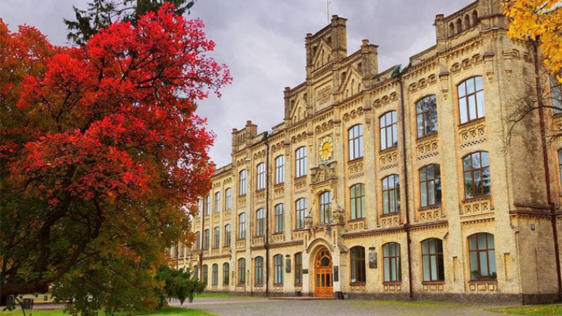 700 طالب جزائري في الجامعات الأوكرانية