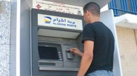بطاقات مغناطيسية مزورة لسحب الأموال من البنوك والبريد