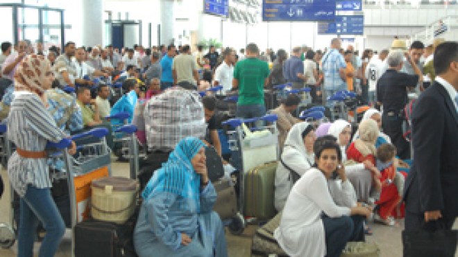 بواخر لإجلاء المسافرين وقوات فرنسية لمواجهة “ثورة” المهاجرين