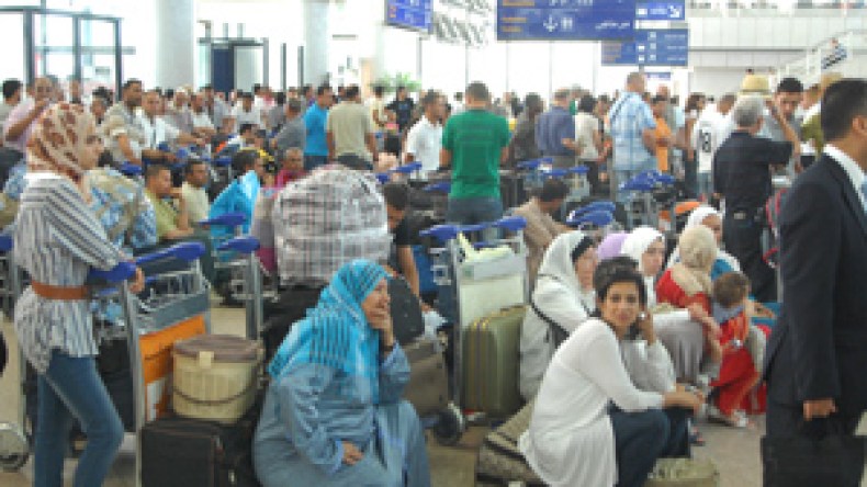 بواخر لإجلاء المسافرين وقوات فرنسية لمواجهة “ثورة” المهاجرين