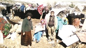 عائلة منسية تعيش وسط أكوام القاذورات