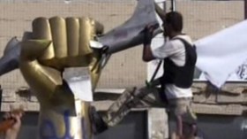 الثوار يكتسحون باب العزيزية