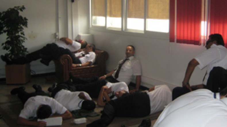 معتمرون‭ ‬عادوا‭ ‬إلى‭ ‬بيوتهم‭ ‬ومسافرون‭ ‬محتجزون‭ ‬في‭ ‬المطار