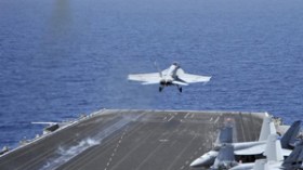 القذافي  تحت القصف