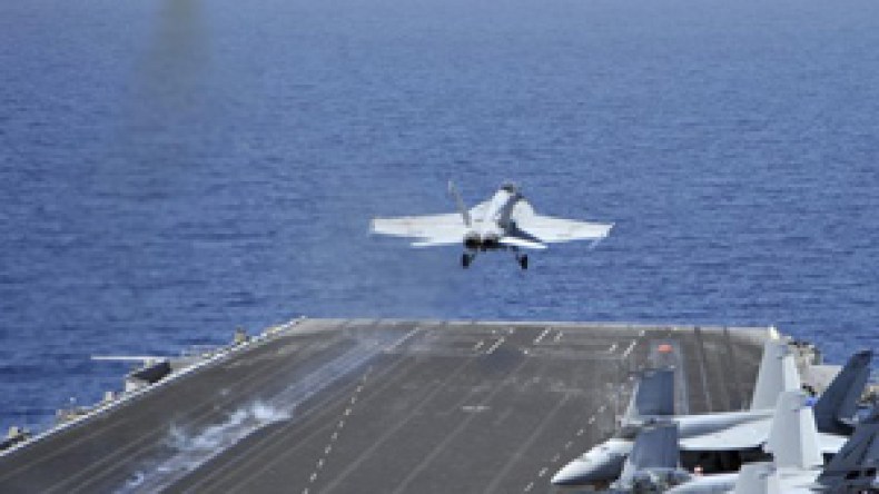 القذافي  تحت القصف