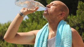 الجزائريون يشربون المياه بأثمان أغلى من البنزين