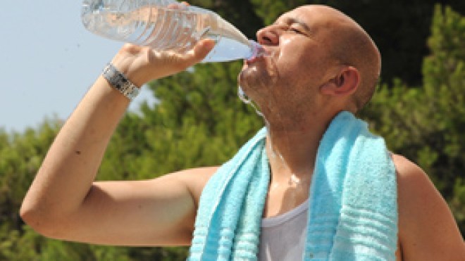 الجزائريون يشربون المياه بأثمان أغلى من البنزين