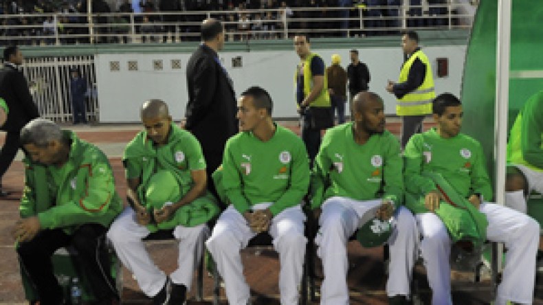 لاعبو الكاميرون يبتزون الجزائر ويرفضون اللعب بدون مقابل