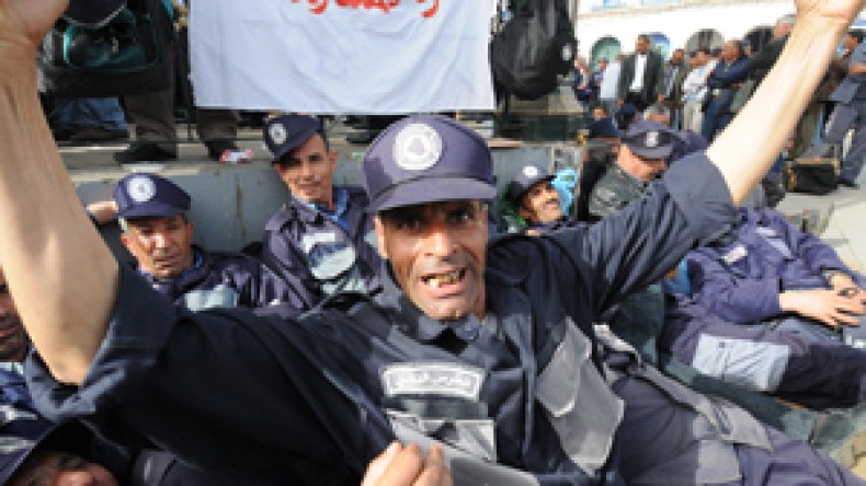 منع الإضراب والتجمع عن الحرس البلدي ولا سفر إلا بترخيص