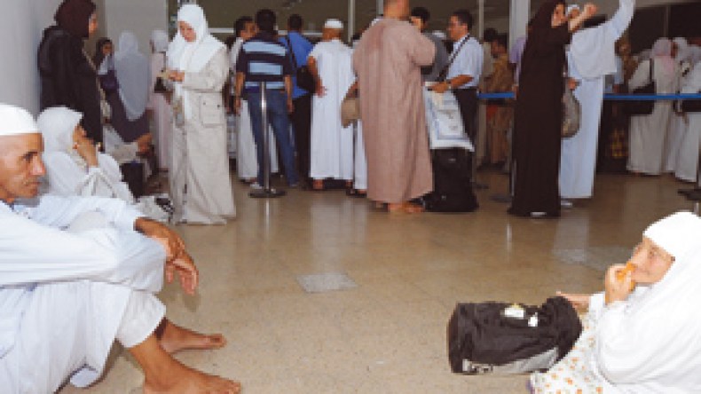 احتجاز طائرة يشرّد 450 معتمر جزائري بين جدة والمدينة