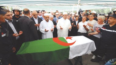 Une foule dense et diversifiée accompagne Warda El Djazaïria à sa dernière demeure