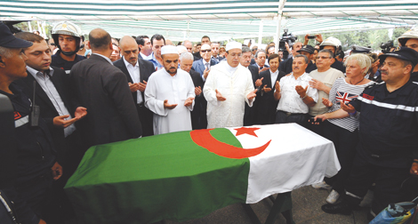 Une foule dense et diversifiée accompagne Warda El Djazaïria à sa dernière demeure