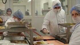 مستشفيات‭ ‬تجوّع‭ ‬مرضاها‭ ‬وأخرى‭ ‬تـُطعمهم‭ ‬بالسيروم‭ ‬و‮”‬المقارون‮”‬‭ ‬