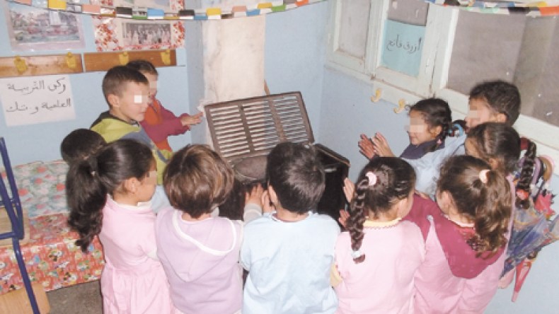 تلاميذ يلسعهم البرد في بلد النفط والغاز