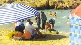 الملتحون والمنقبات يقتحمون الشواطئ المختلطة