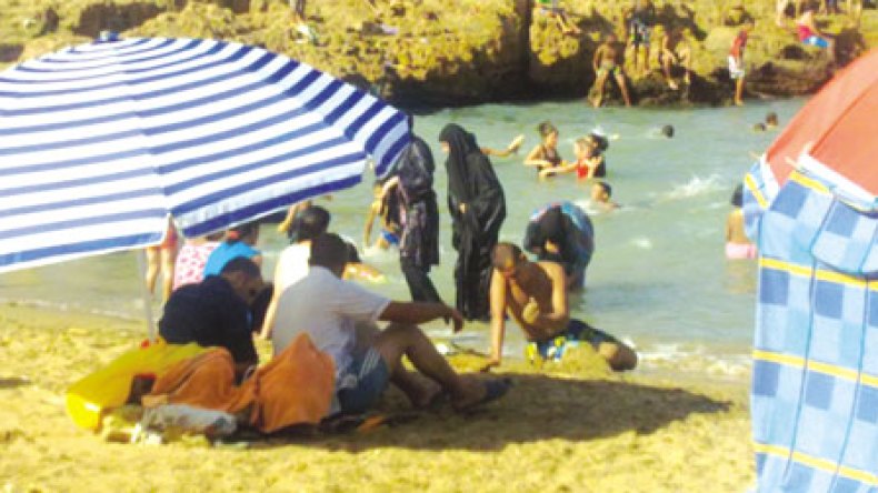 الملتحون والمنقبات يقتحمون الشواطئ المختلطة