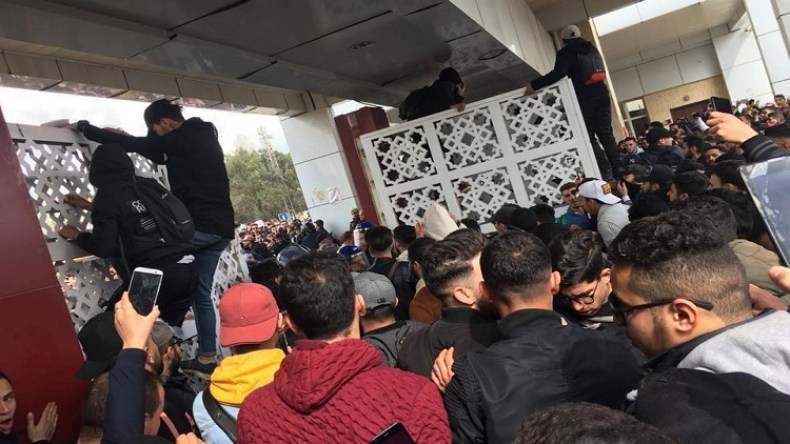 طلبة الجامعات ينتفضون ضد العهدة الخامسة