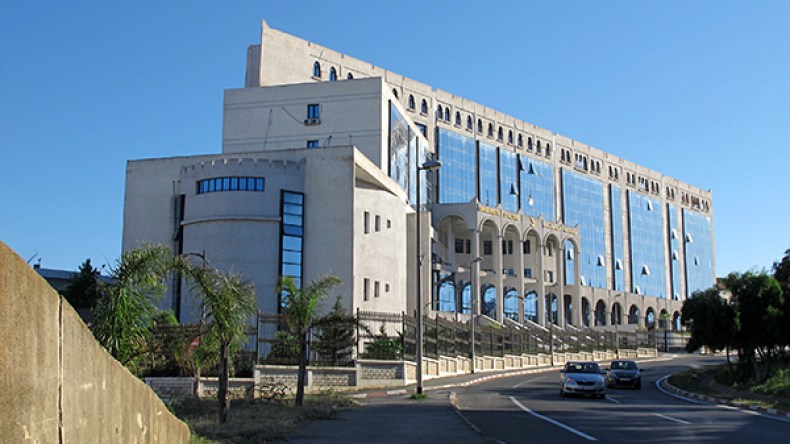 الجامعة: قراءة في رسالة طالب تَخرّج منذ 10 سنوات