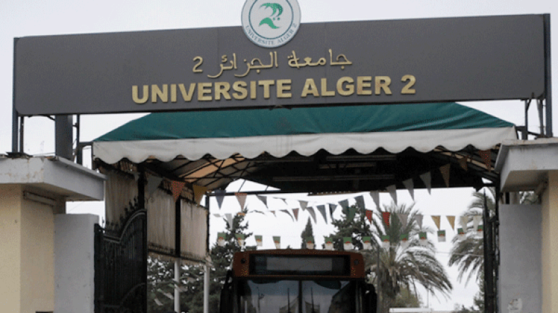 طلبة اللغات يشتكون تأخر انطلاق الدروس ونقص المراحيض