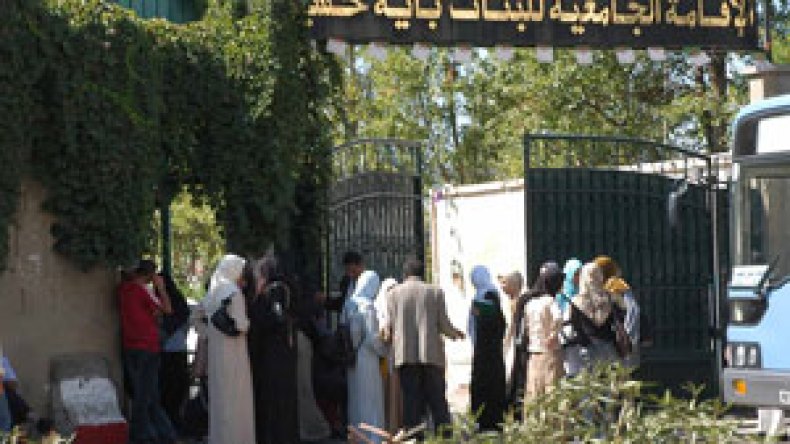 طالبات يخلعن الحجاب على عتبات الجامعات ويتفننّ في الإغراء