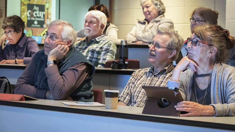 جامعيون يعودون إلى مدرجات الجامعة في سن الخمسين!