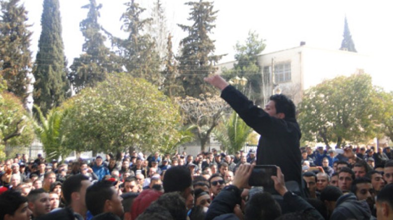 جامعيون يُشهدون وزير المجاهدين وزروال في مسيرة ضد سلال