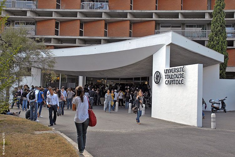 Over 22,000 Algerian students study in French universities