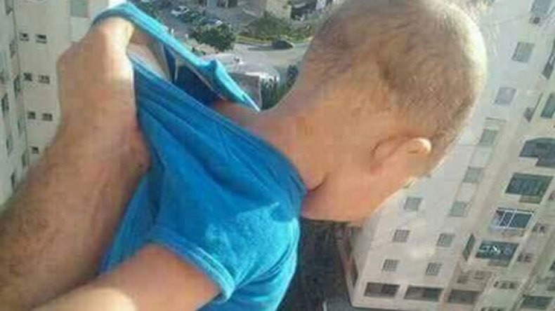 “أبّ” يهدّد حياة طفله من الطابق الـ15 في “سيلفي” مجنون!