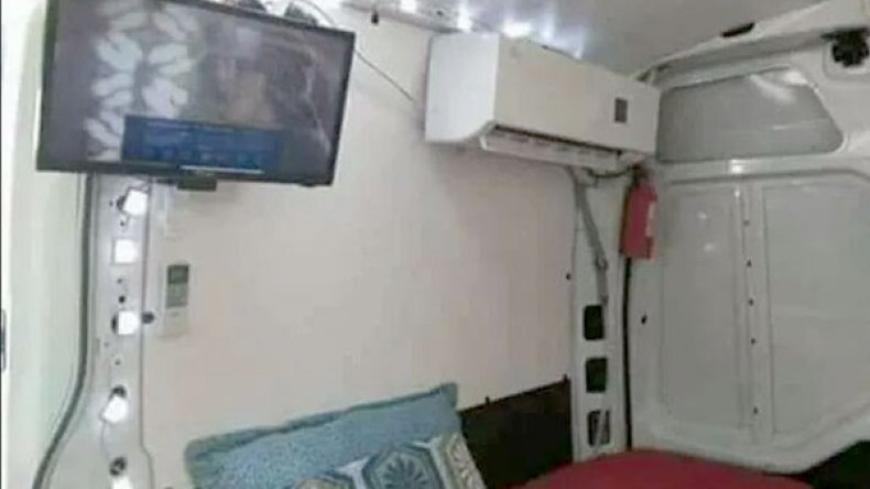 مواطنون يحولون مركباتهم إلى بيوت متنقلة