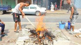 الذبح والسلخ والتقطيع والتنظيف.. مهن تدر الملايين على البطالين
