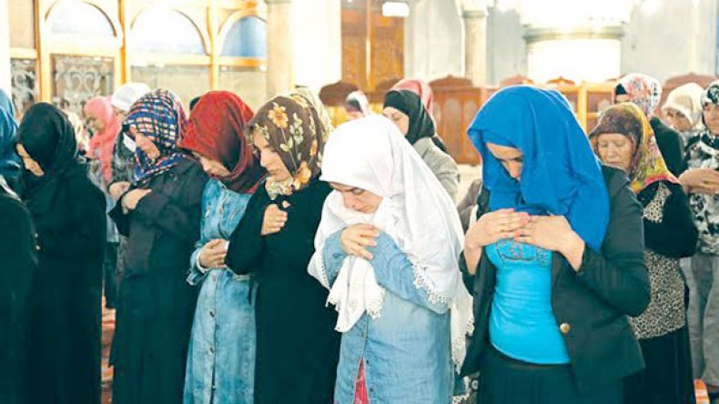 أئمة يواجهون فوضى مصليات النساء بشاشات عملاقة