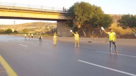 طلبة يوزعون 1700 وجبة على السائقين بالطريق السيّار