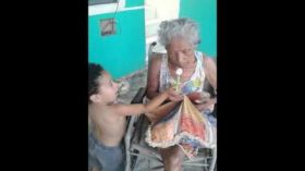 مقطع لطفل يطعم جدته يشعل مواقع التواصل الاجتماعي