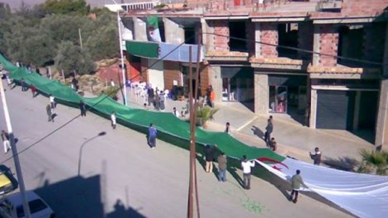 راية وطنية عملاقة لأنصار “الخضر” بـ نقاوس!