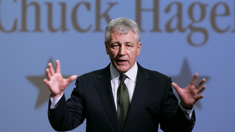 هيغل: 200 غارة على “داعش” في العراق و43 في سوريا