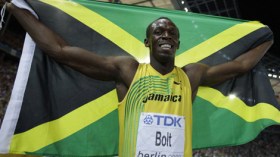 لمّا يصطدم “القطار” الجمايكي بولت بـ “عصفورة شقراء”!