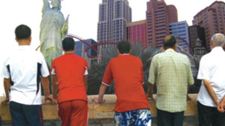 جزائريون يعملون في مهن مذلة لا يرضى بها العبيد!