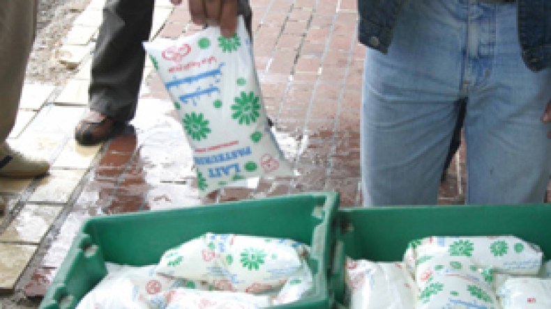 ندرة الخبز والحليب “تمرمد” المواطنين.. واتحاد التجار يتهم المنتجين والموزعين