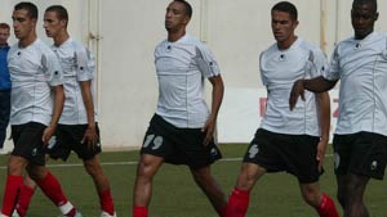 فيلوني غاضب على مهاجميه ويقرر إشراك ديارا أمام الشباب