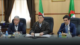 توزيع المواد الغذائية المكدسة بالمطاعم المدرسية على المحتاجين