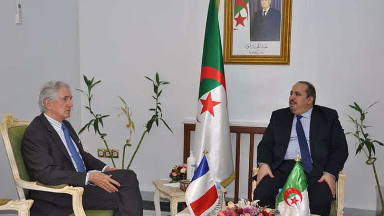 هل كرم الأفلان السفير الفرنسي؟