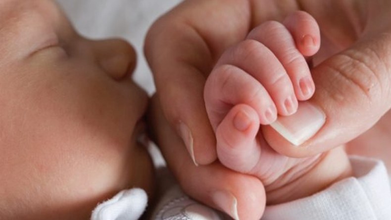 سيدة تضع 4 توائم بعد 3 سنوات من الانتظار بمستشفى عين امليلة